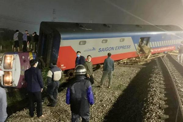 Tàu Bắc - Nam lật ngang vì va phải xe tải-1