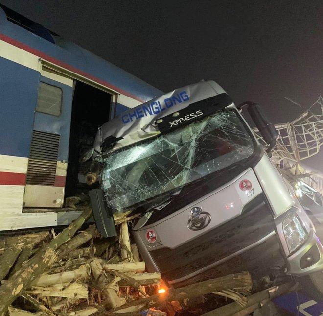 Tàu Bắc - Nam lật ngang vì va phải xe tải-2