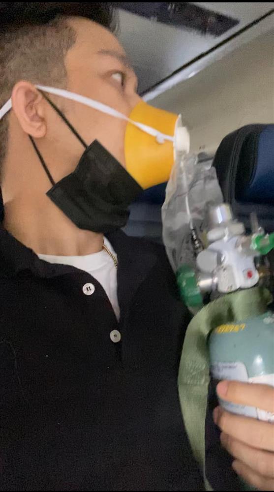 Nam ca sĩ Việt ú ớ không nói được, suýt đột quỵ trên máy bay-3