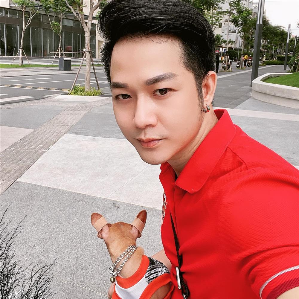 Nam ca sĩ Việt ú ớ không nói được, suýt đột quỵ trên máy bay-4