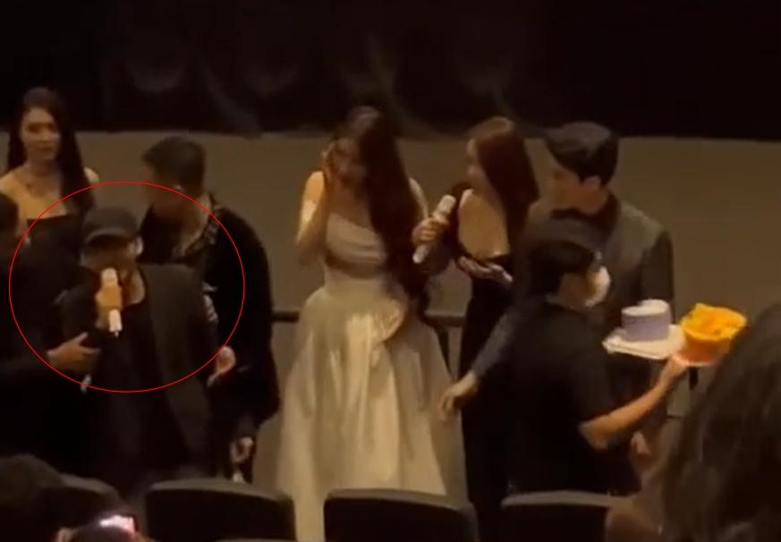 Họp báo của Lan Ngọc, Nhã Phương bị người lạ giật micro gào khóc-2