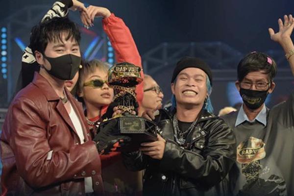 Tóm sống Quán quân Rap Việt đèo gái lạ ôm cúp trên xe tay ga!-5