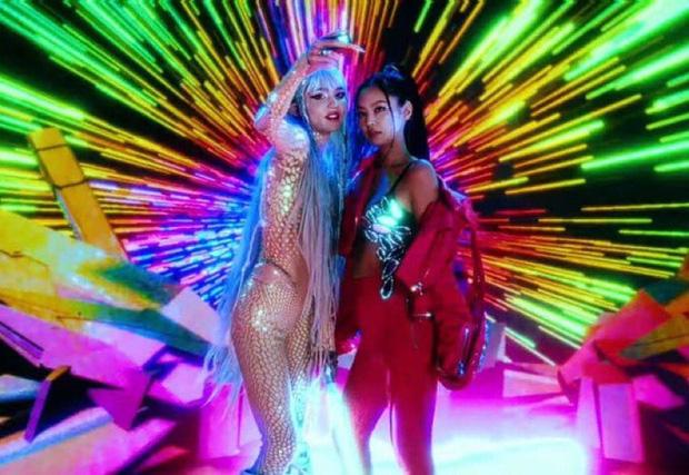 Jennie BLACKPINK cực bốc lửa trong MV của bạn gái cũ Elon Musk-1