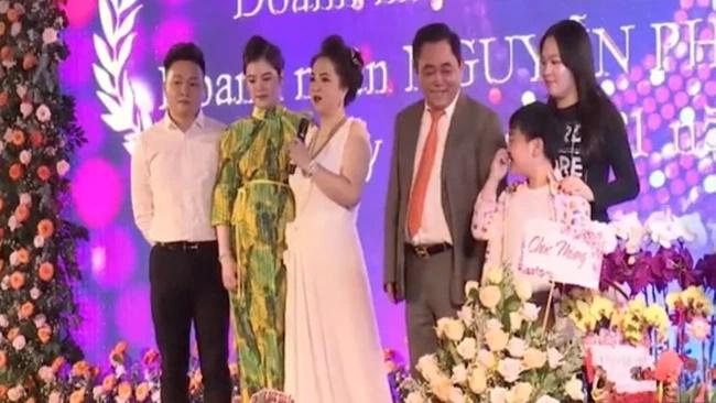 Con dâu lộ diện cùng CEO Phương Hằng, nhan sắc bầu bí gây chú ý-1