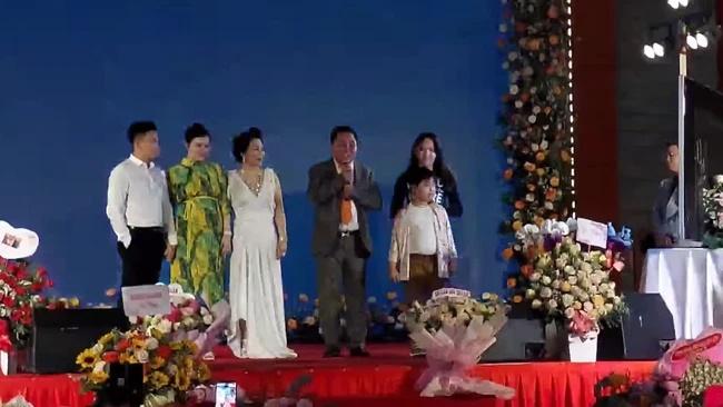 Con dâu lộ diện cùng CEO Phương Hằng, nhan sắc bầu bí gây chú ý-2