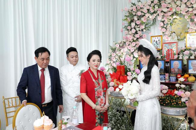 Con dâu lộ diện cùng CEO Phương Hằng, nhan sắc bầu bí gây chú ý-3