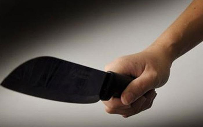 Mâu thuẫn gia đình, người đàn ông dùng dao tự cắt cổ mình-1