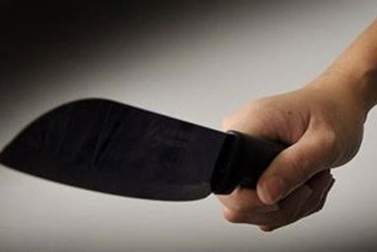 Mâu thuẫn gia đình, người đàn ông dùng dao tự cắt cổ mình