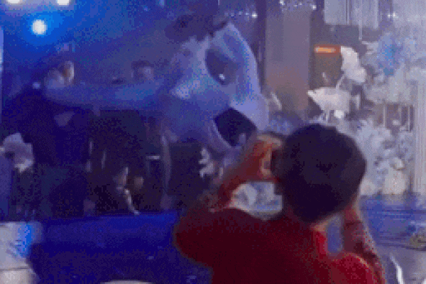 Thót tim chú rể lộn nhào gần chục vòng trong siêu đám cưới-1