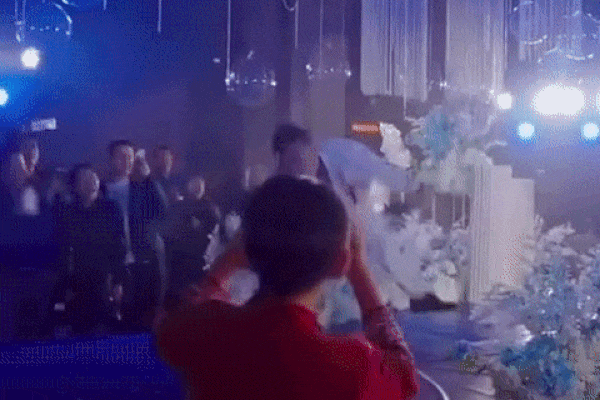 Thót tim chú rể lộn nhào gần chục vòng trong siêu đám cưới