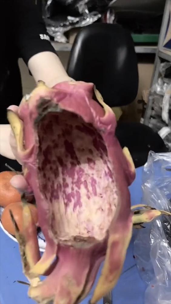 Hạ hoa quả thắp hương, cô gái ngã ngửa vì cảnh tượng kì lạ-4