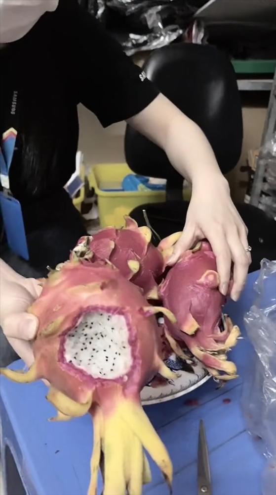 Hạ hoa quả thắp hương, cô gái ngã ngửa vì cảnh tượng kì lạ-3