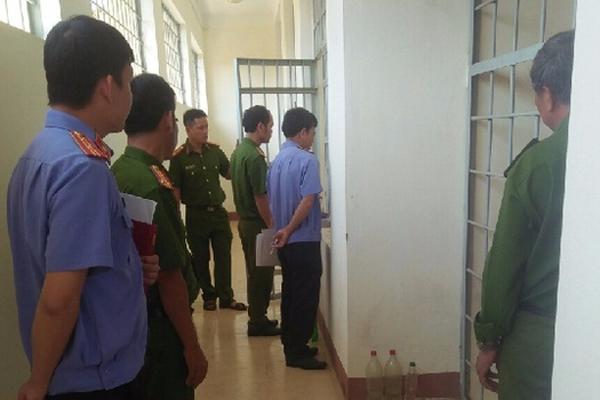 Thấy bạn tù được đi nhậu, người bị giam ấm ức gọi điện tố cáo-1