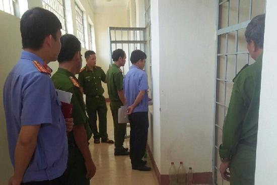 Thấy bạn tù được đi nhậu, người bị giam ấm ức gọi điện tố cáo