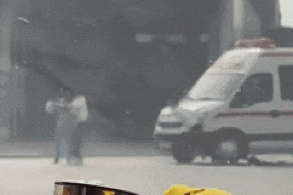 Clip: 2 thanh niên to khỏe đánh bầm dập ông chú mặc áo bảo hộ