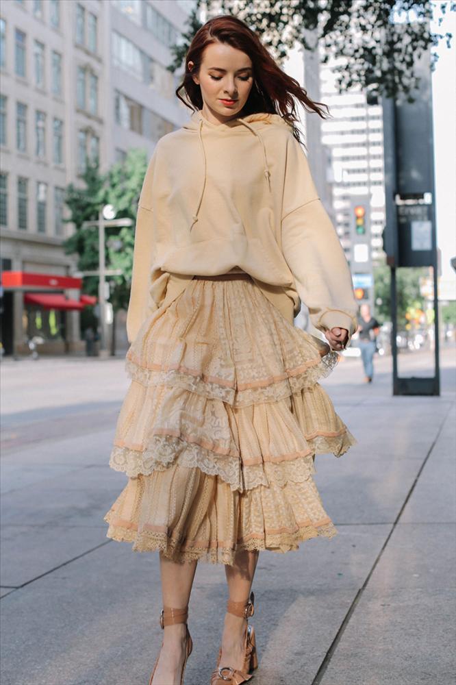 Mặc gì với chân váy màu be để diện mạo xinh xắn chơi Tết?-7