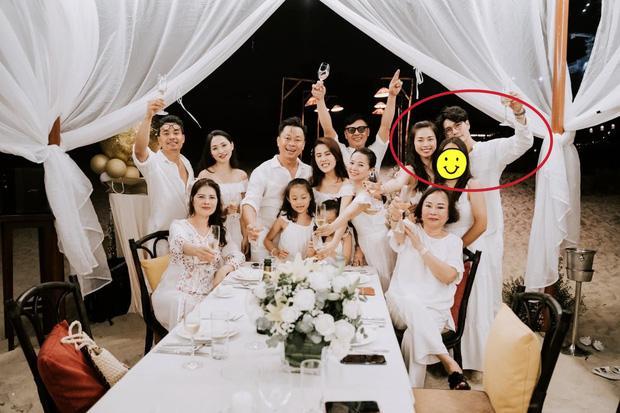 Du hí cuối năm, Ngô Thanh Vân và bồ kém 11 tuổi đồ đôi tình tứ-5