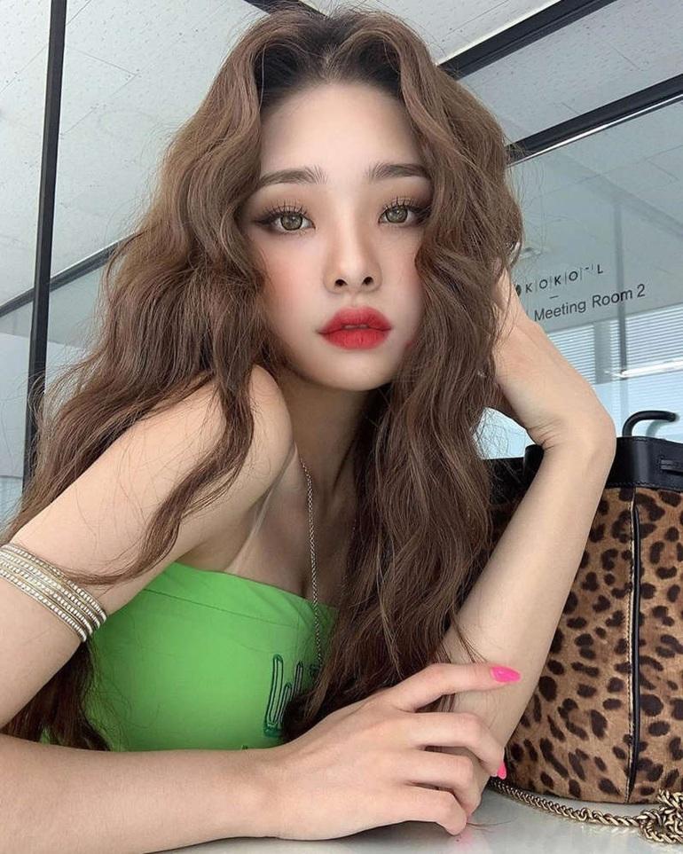 Tại sao công chúng ném đá hot girl dùng hàng nhái Song Ji A?-3