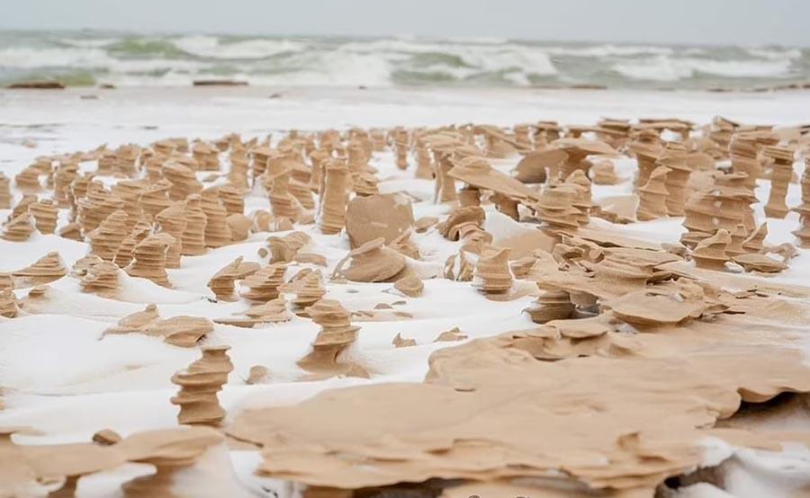 Bàn cờ cát kỳ lạ xuất hiện ở ven hồ nước Mỹ-2