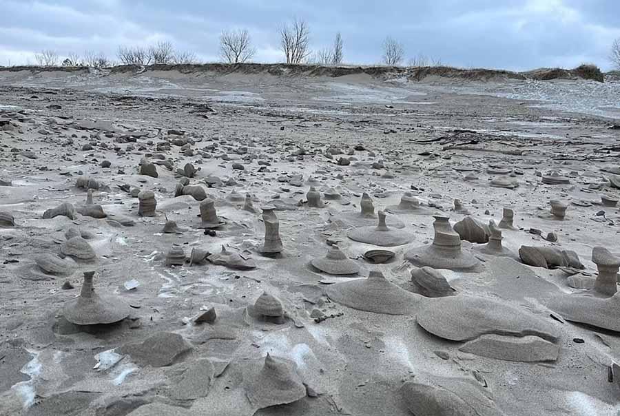 Bàn cờ cát kỳ lạ xuất hiện ở ven hồ nước Mỹ-6