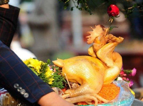 90% người không biết vì sao gà cúng giao thừa lại ngậm hoa hồng đỏ!-2