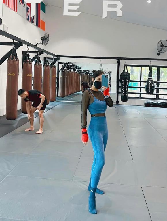 Quế Vân diện quần ngắn cũn khoe body như thời chưa sinh con thứ 3-5