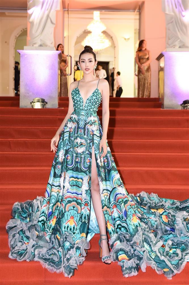 Hoa hậu Thùy Tiên bị nghi bơm ngực: 2 cục này không thể tự nhiên-20