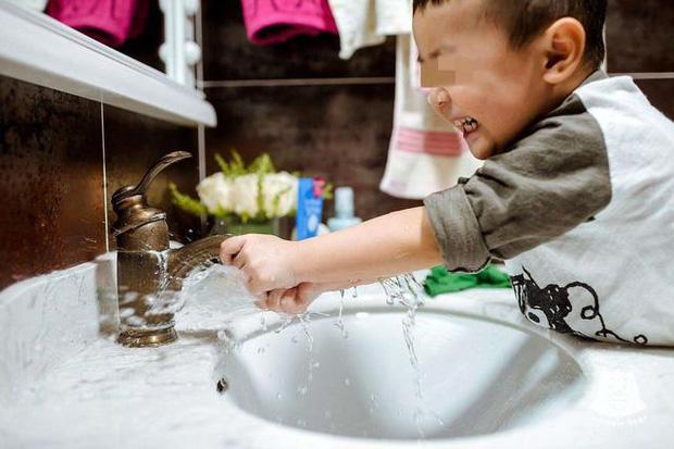 Con trai lén chụp ảnh bố tắm gửi vào group chat phụ huynh-2