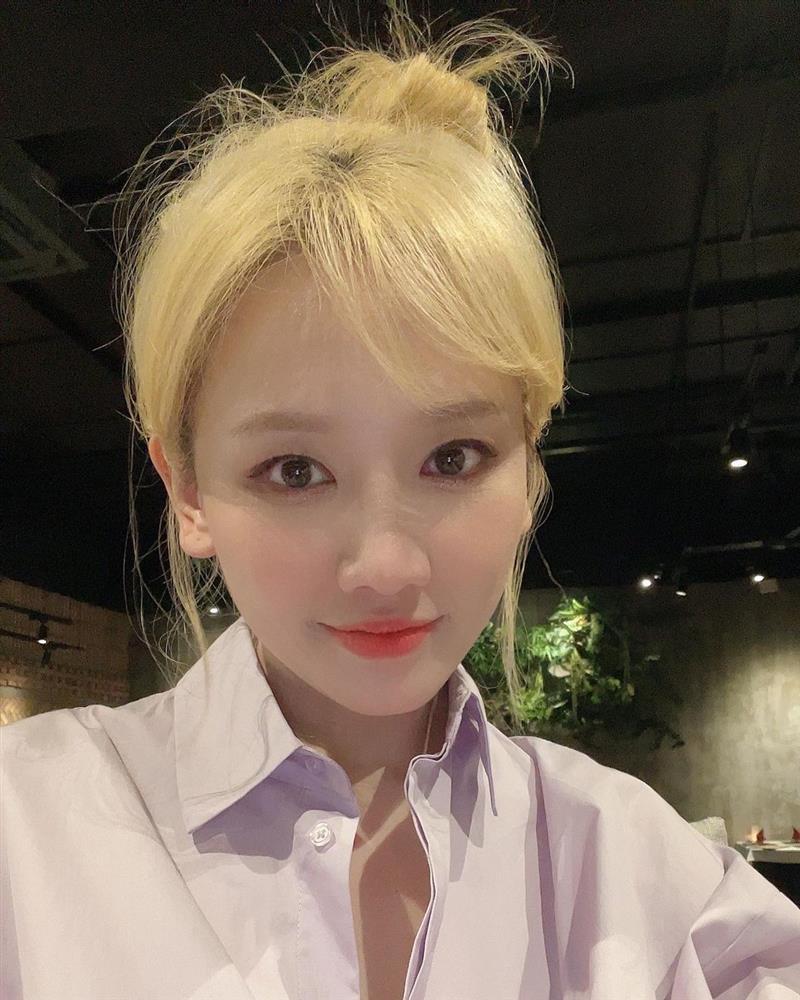 Mái tóc tẩy bạch kim của Hari Won chưa đến Tết đã xơ rối như chổi-4