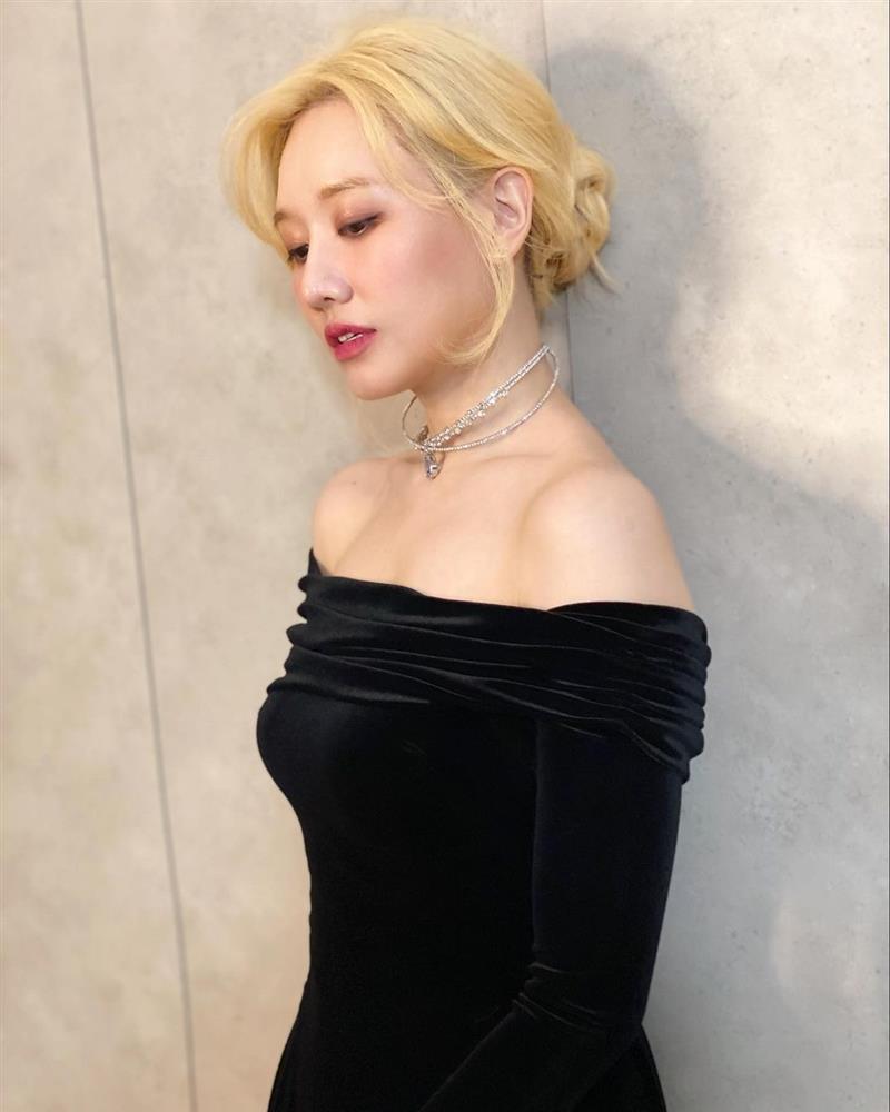 Mái tóc tẩy bạch kim của Hari Won chưa đến Tết đã xơ rối như chổi-2