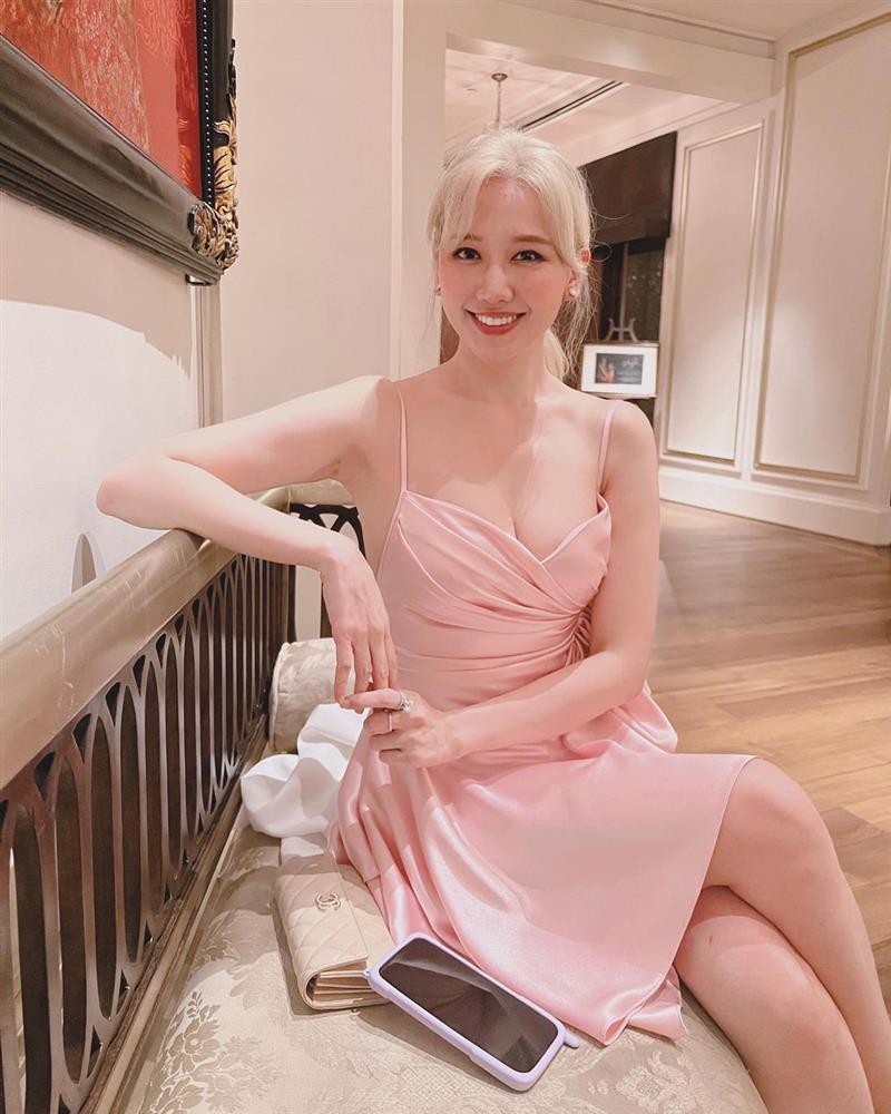 Mái tóc tẩy bạch kim của Hari Won chưa đến Tết đã xơ rối như chổi-1