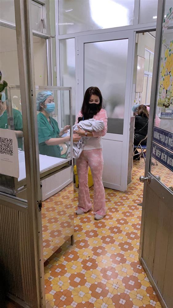 Mẹ đẻ Phạm Hương đón 3 cháu ruột chỉ trong 6 tháng-3