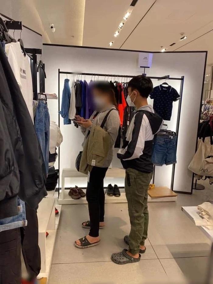 Hồ Văn Cường đi mua sắm Tết, fan xót xa vì đôi dép cũ mèm-1