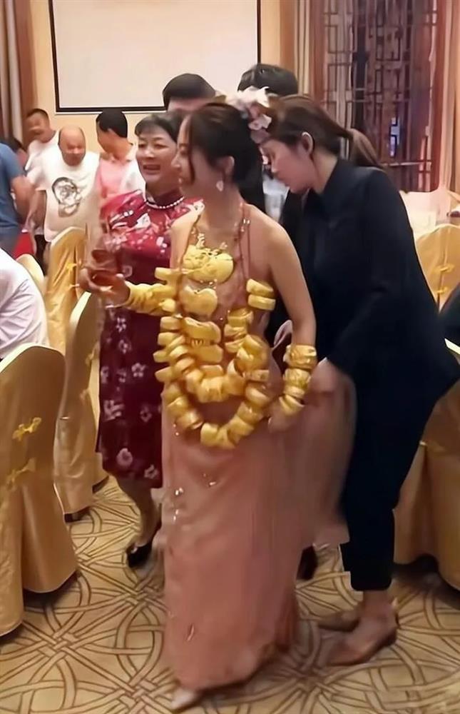 Cô dâu mặc váy xuyên thấu đeo 42 cây vàng nặng trĩu cổ-2