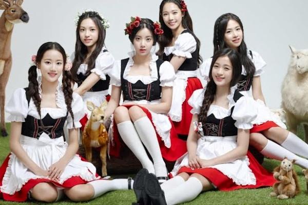 Nữ ca sĩ kiện thành viên cùng nhóm-3