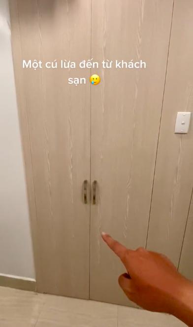 Điên tiết vì phòng khách sạn không có toilet, sự thật quê độn thổ-1