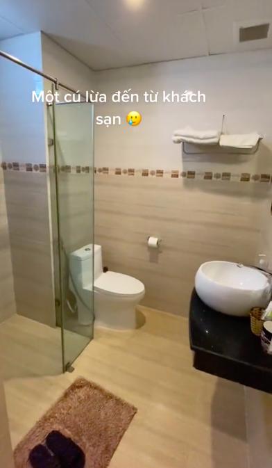 Điên tiết vì phòng khách sạn không có toilet, sự thật quê độn thổ-2