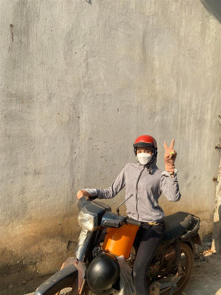 Á hậu chuyển giới đi xe máy cà tàng, mặc đồ nông dân-3