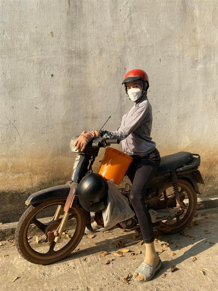 Á hậu chuyển giới đi xe máy cà tàng, mặc đồ nông dân-2