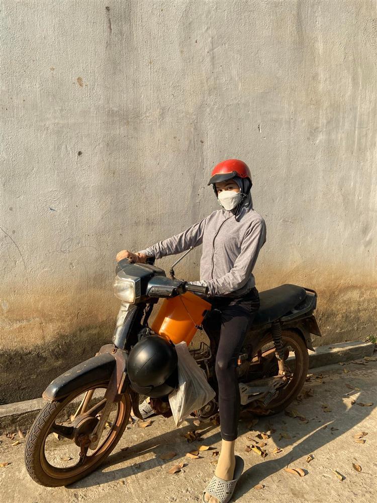 Á hậu chuyển giới đi xe máy cà tàng, mặc đồ nông dân-1