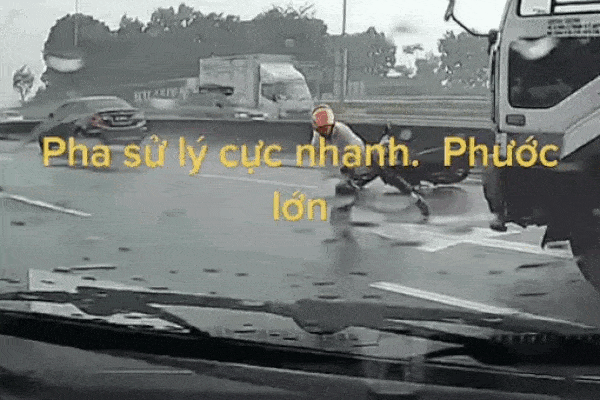 Vợ làm tóc đến 2h sáng, chồng sợ đói, mệt nấu mì mang tận nơi cho ăn-2