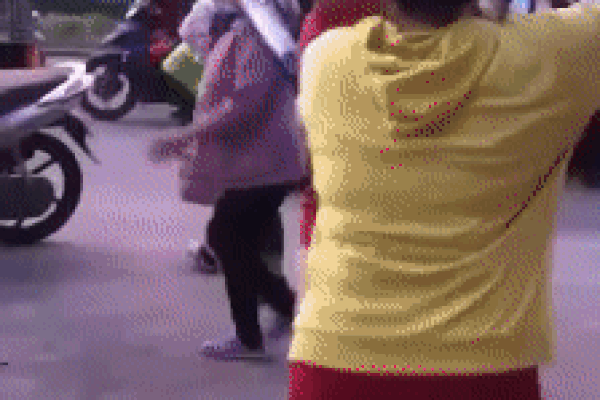 Clip: Tiểu tam bị chính thất cùng hội chị em dạy dỗ bằng mũ bảo hiểm-1