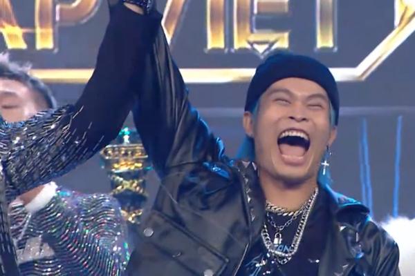 Tóm sống Quán quân Rap Việt đèo gái lạ ôm cúp trên xe tay ga!-1