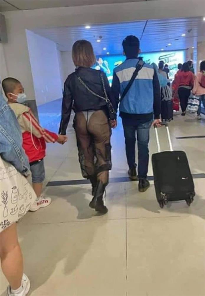 Cô gái mặc như không náo loạn sân bay Tân Sơn Nhất giáp Tết-3