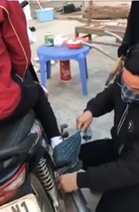 Chồng nhà người ta: đi xe máy cả chục cây số đưa đón vợ bị liệt đi làm tóc đón Tết-2