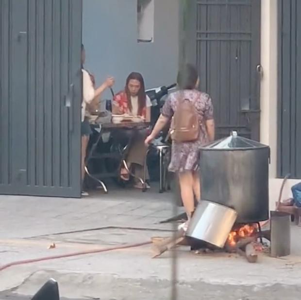 Cả ngày gia đình Mỹ Tâm cứ đi ra đi vô chỉ để làm một việc!-2