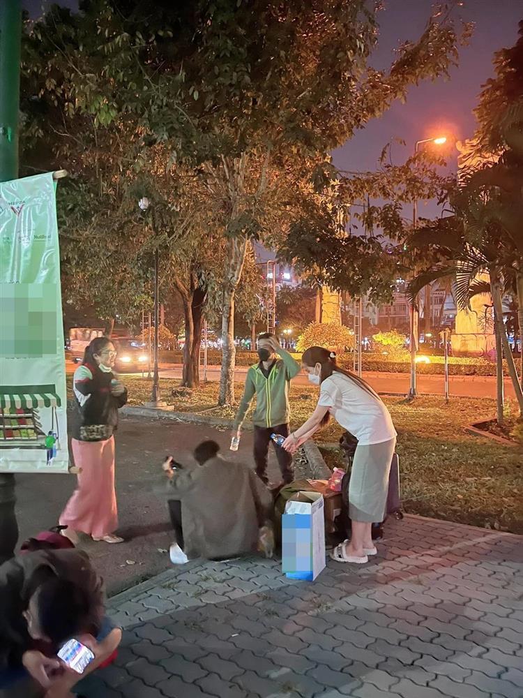 Giúp bà con về quê ăn Tết, Đoàn Di Băng bị bom 800 vé xe-1