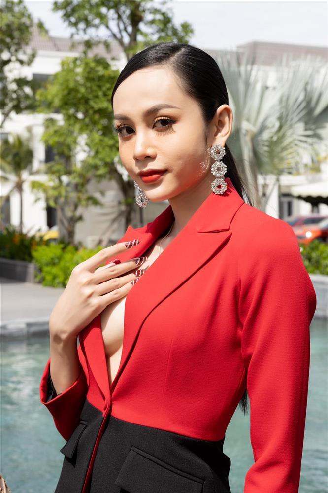 Á hậu chuyển giới đi xe máy cà tàng, mặc đồ nông dân-6