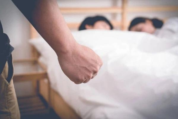 Chồng trốn dưới giường nghe tiếng rên của vợ, đâm chết nhân tình-1