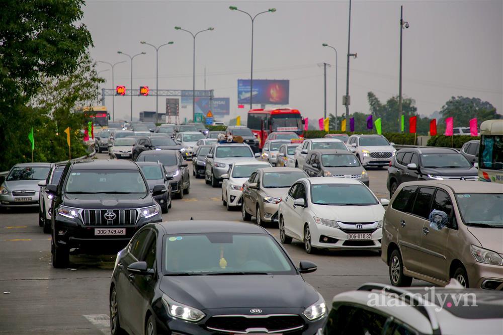 Hàng nghìn người chạy xe máy trùm áo mưa rời Hà Nội về quê ăn Tết-1